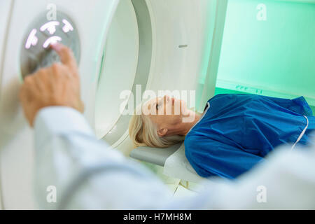 Arzt, die Vorbereitung eines Patienten auf dem Scanner-Zimmer Stockfoto