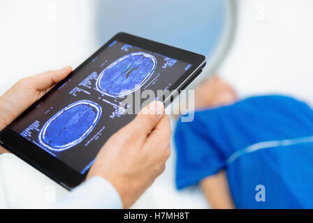 Arzt untersuchen scan Stockfoto