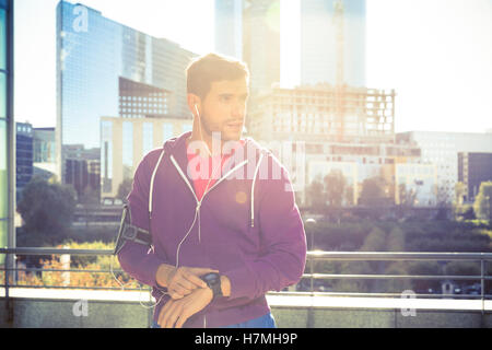 Fitness-Läufer-Mann Überprüfung Herzfrequenz mit Uhr und Trainer bei Outdoor-Trail-running-Training Stockfoto