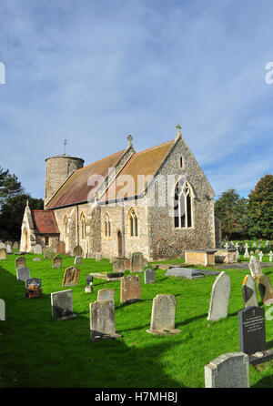 Runden Sie Str. Marys Kirche mit Saxon Turm, Burnham Deepdale, Norfolk, England, UK Stockfoto