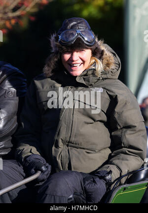 Jodie Kidd treibt Harrods 1901 Veteran Papst Waverley Elektroauto in der Bonhams London to Brighton Veteran Car Run in Crawley, Sussex. Stockfoto