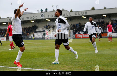 Boreham Wood's Angelo Balanta feiert ihren zweiten Tor während des Emirates FA Cup, ersten Vorrundenspiel am Meadow Park, London. Stockfoto