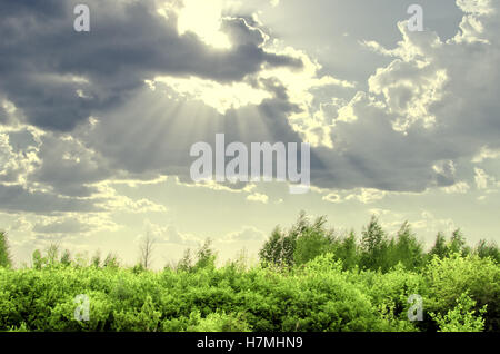 Strahlen von Licht durch dunkle Wolken Stockfoto