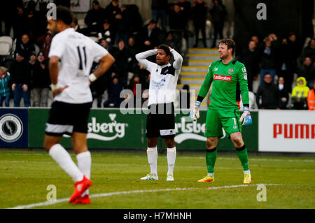 Boreham Wood's Angelo Balanta kümmert sich niedergeschlagen fehlt eine Chance beim ersten Vorrundenspiel am Meadow Park, London Emirates FA Cup. Stockfoto