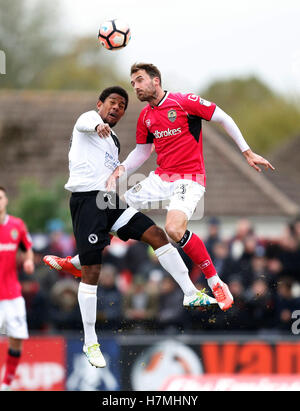 Boreham Wood's Angelo Balanta und Notts County Alex Rodman Kampf um den Ball in der Luft während der Emirate FA Cup, ersten Vorrundenspiel am Meadow Park, London. Stockfoto