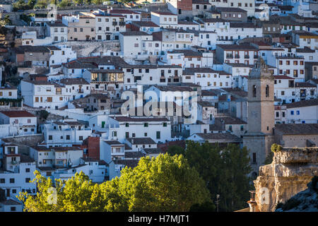 Typische Häuser der Stadt im Herbst, Panorama betrachten, in Alcala des Júcar, Provinz Albacete, Spanien Stockfoto