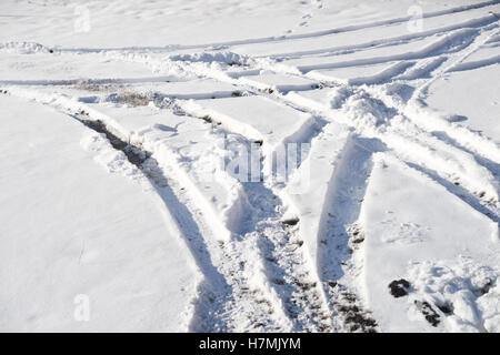 Reifenspuren im Schnee Stockfoto