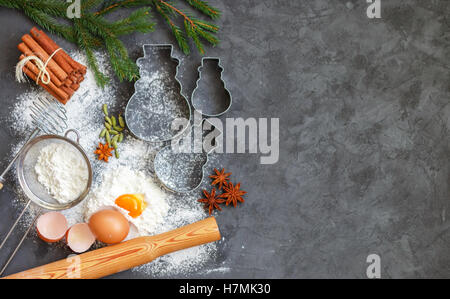 Kochen, Weihnachtsgebäck und Lebkuchen. Zutaten für den Teig und die Gewürze auf dem Tisch. Mehl, Eiern, Zimtstangen, Stockfoto