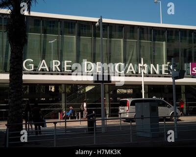 AJAXNETPHOTO. 2016. CANNES, FRANKREICH. -COTE D ' AZUR EISENBAHN - NEUE FASSADE DES BAHNHOFS DER STADT.  FOTO: JONATHAN EASTLAND/AJAX REF: GX160710 6380 Stockfoto