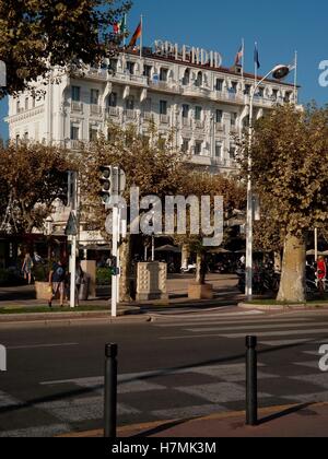 AJAXNETPHOTO. 2016. CANNES, FRANKREICH. -COTE D ' AZUR RESORT HOTEL - FASSADE DES BERÜHMTEN HOTEL SPLENDID.  FOTO: JONATHAN EASTLAND/AJAX REF: GX16710 6391 Stockfoto