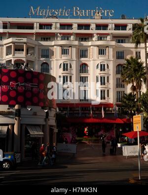 AJAXNETPHOTO. 2016. CANNES, FRANKREICH. -COTE D ' AZUR RESORT HOTEL - FASSADE DES BERÜHMTEN HOTEL MAJESTIC BARRIERE.  FOTO: JONATHAN EASTLAND/AJAX REF: GX160710 6395 Stockfoto