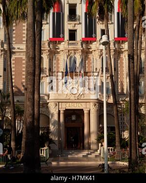 AJAXNETPHOTO. 2016. CANNES, FRANKREICH. -COTE D ' AZUR RESORT HOTEL - FASSADE DES BERÜHMTEN CARLTON HOTEL.  FOTO: JONATHAN EASTLAND/AJAX REF: GX160710 6404 Stockfoto