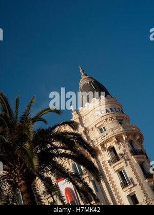 AJAXNETPHOTO. 2016. CANNES, FRANKREICH. -COTE D ' AZUR RESORT HOTEL - FASSADE DES BERÜHMTEN CARLTON HOTEL.  FOTO: JONATHAN EASTLAND/AJAX REF: GX160710 6407 Stockfoto