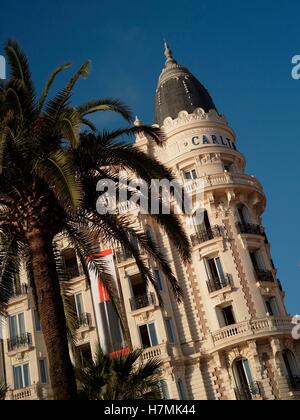 AJAXNETPHOTO. 2016. CANNES, FRANKREICH. -COTE D ' AZUR RESORT HOTEL - FASSADE DES BERÜHMTEN CARLTON HOTEL.  FOTO: JONATHAN EASTLAND/AJAX REF: GX160710 6408 Stockfoto