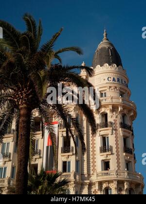 AJAXNETPHOTO. 2016. CANNES, FRANKREICH. -COTE D ' AZUR RESORT HOTEL - FASSADE DES BERÜHMTEN CARLTON HOTEL.  FOTO: JONATHAN EASTLAND/AJAX REF: GX160710 6410 Stockfoto