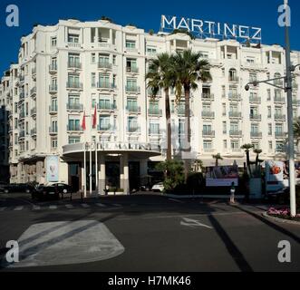 AJAXNETPHOTO. 2016. CANNES, FRANKREICH. -COTE D ' AZUR RESORT HOTEL - FASSADE DES BERÜHMTEN HOTEL MARTINEZ.  FOTO: JONATHAN EASTLAND/AJAX REF: GX163110 6552 Stockfoto