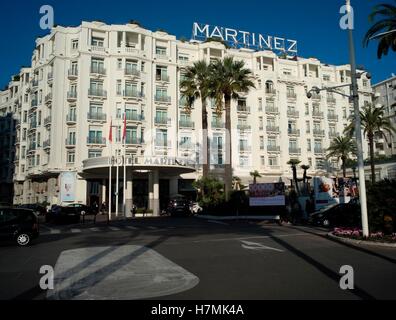 AJAXNETPHOTO. 2016. CANNES, FRANKREICH. -COTE D ' AZUR RESORT HOTEL - FASSADE DES BERÜHMTEN HOTEL MARTINEZ.  FOTO: JONATHAN EASTLAND/AJAX REF: GX163110 6558 Stockfoto