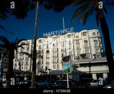 AJAXNETPHOTO. 2016. CANNES, FRANKREICH. -COTE D ' AZUR RESORT HOTEL - FASSADE DES BERÜHMTEN HOTEL MARTINEZ.  FOTO: JONATHAN EASTLAND/AJAX REF: GX163110 6559 Stockfoto