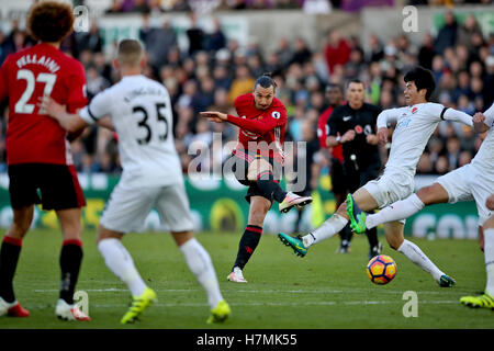 Manchester United Zlatan Ibrahimovic erzielt seine Seite zweite Tor in der Premier-League-Spiel im Liberty Stadium, Swansea. Stockfoto