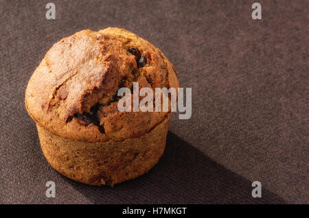 Frische hausgemachte Muffins auf braunem Hintergrund Stockfoto