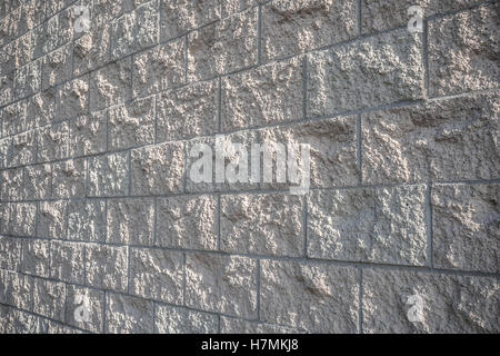 Strukturierte Außenwand gemacht von Betonsteinen mit schönen Licht Schatten Stockfoto