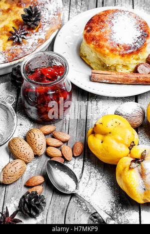 Rustikale Pie mit Quitte und Marmelade mit Gewürzen Stockfoto