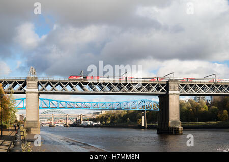 Jungfrau High Speed Train Überquerung des Flusses Tyne auf die KIng Edward Brücke, Newcastle Upon Tyne, England, UK Stockfoto