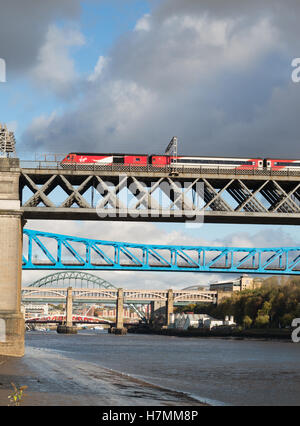 Jungfrau High Speed Train Überquerung des Flusses Tyne auf die KIng Edward Brücke, Newcastle Upon Tyne, England, UK Stockfoto