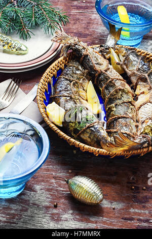 Gebratener Fisch gefüllt mit Zitrone und Gewürze auf den Weihnachtstisch Stockfoto