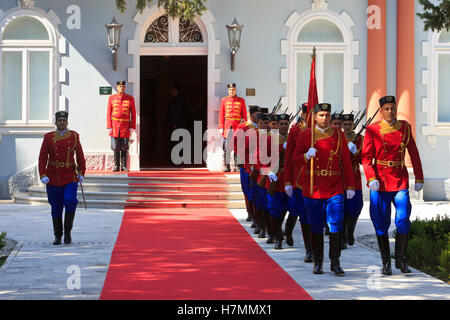 Der Präsidentengarde am Eingang der Residenz des Präsidenten von Montenegro in Cetinje Stockfoto