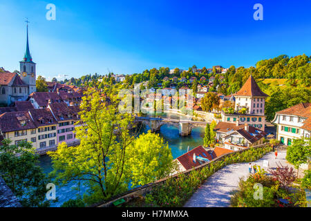 Blick auf die Berner Altstadt mit Fluss Aare. Bern ist die Hauptstadt der Schweiz und viertgrößte Stadt der Schweiz. Stockfoto