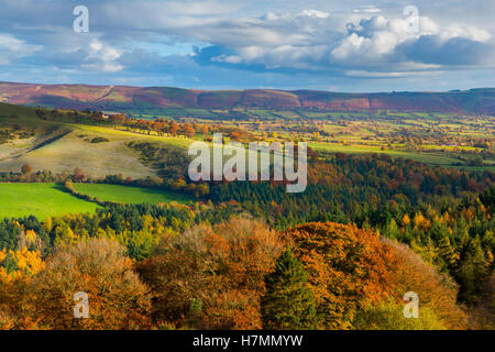 Herbstsonne unterstreicht die Westflanke des Long Mynd, gesehen von Heath Mynd, Shropshire, England, UK. Stockfoto