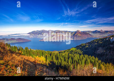 Nebel umgibt, Grosser, Kleiner Mythen, Vierwaldstättersee, Rigi Berg, Brunnen und Weggis Dorf von Klewenalp in Schweizer Alpen Stockfoto