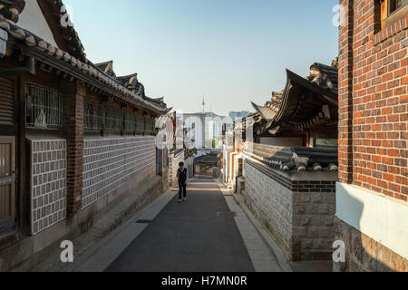 Schüler zu Fuß in einer kleinen Gasse im Bukchon Hanok Village in Seoul, Südkorea. Stockfoto