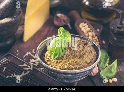 Schüssel mit frischer Basilikum-Pesto-Zutaten Stockfoto