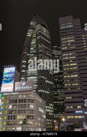 Nachtporträt Cocoon Gebäude in Tokio. Stockfoto