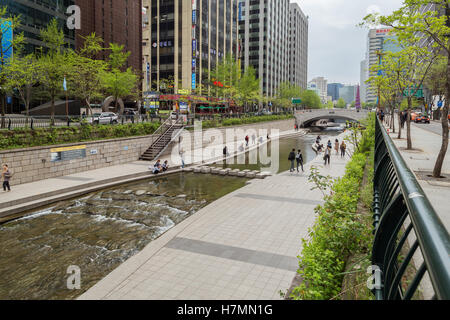 Blick auf modernen Bürogebäuden und Menschen entlang des Baches Cheonggyecheon in Seoul, Südkorea. Stockfoto