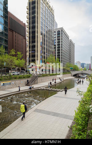 Blick auf modernen Bürogebäuden und Menschen entlang des Baches Cheonggyecheon in Seoul, Südkorea. Stockfoto