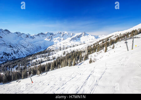 Skipisten mit Cord Muster und Ski Sessellifte auf der Oberseite Fellhorn Skigebiet, Allgäu, Oberstdorf, Deutschland Stockfoto