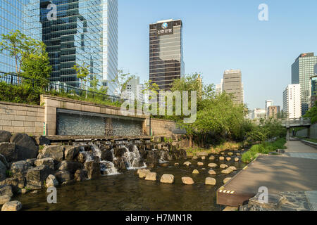 Blick auf den Cheonggyecheon Stream und modernen Bürogebäuden in Seoul, Südkorea, am Morgen. Stockfoto