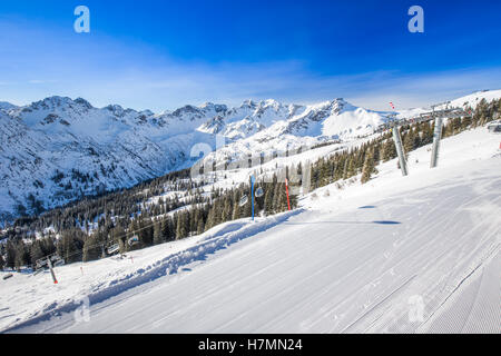 Skipisten mit Cord Muster und Ski Sessellifte auf der Oberseite Fellhorn Skigebiet, Allgäu, Oberstdorf, Deutschland Stockfoto