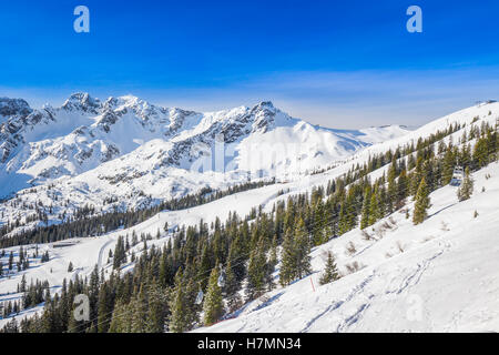 Skipisten mit Cord Muster und Ski Sessellifte auf der Oberseite Fellhorn Skigebiet, Allgäu, Oberstdorf, Deutschland Stockfoto