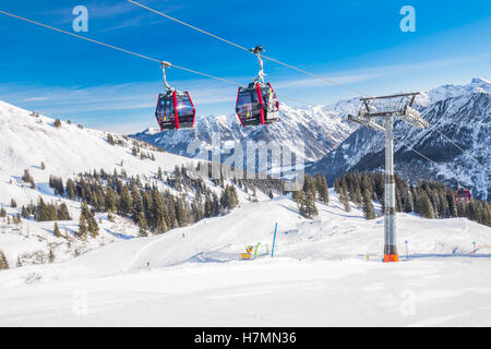 Skifahrer in Seilbahn genießen atemberaubende Blick zum Bayerischen Alpen, Fellhorn, Oberstdorf, Deutschland Stockfoto