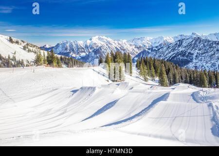 Blick auf Skipisten mit Cord Muster und Ski Sessellifte auf der Oberseite Fellhorn Skigebiet, Bayerische Alpen, Oberstdorf, Ge Stockfoto