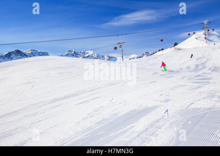 Blick auf Skipisten mit Cord Muster und Seilbahn auf dem Gipfel Fellhorn Skigebiet, Allgäu, Oberstdorf, Deutschland Stockfoto