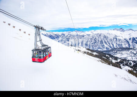 Skifahrer in Seilbahn genießen atemberaubende Blick zum Bayerischen Alpen, Fellhorn, Oberstdorf, Deutschland Stockfoto