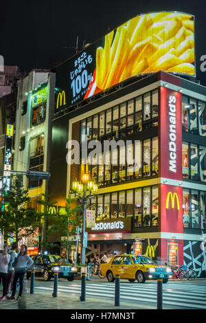 Shinjuku Niveau vier beliebtes McDonalds-Restaurant. Stockfoto