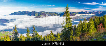 Nebel umgibt, Grosser, Kleiner Mythen, Vierwaldstättersee, Rigi Berg, Brunnen Stadt und Dorf Weggis aus Schweizer Alpen Klewenalp Stockfoto