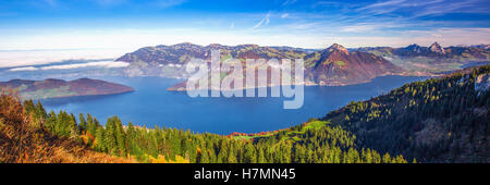 Nebel umgibt, Grosser, Kleiner Mythen, Vierwaldstättersee, Rigi Berg, Brunnen und Weggis Dorf von Klewenalp in Schweizer Alpen Stockfoto