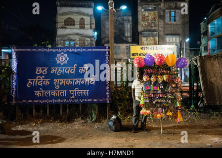 Kolkata, Indien. 6. November 2016. Ein Spielzeugverkäufer wartet auf seine Kunden während Chhath Puja. Chhath Puja ist ein hindu-Festival jedes Jahr gefeiert. Dieses Festival widmet sich dem hindu-Gott Sonne, Surya, auch bekannt als Surya Shoshti. Es ist Auftrag ausführen, um vielen Surya für Sustaining Leben auf der Erde und fordern Sie die Gewährung bestimmter Wünsche. © Indranil Aditya/Pacific Press/Alamy Live-Nachrichten Stockfoto